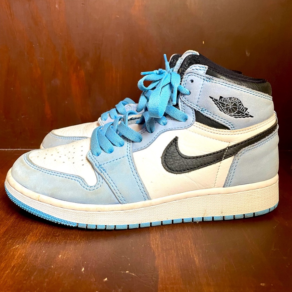 Air Jordan 1 Retro High OG “university blue” sneakers